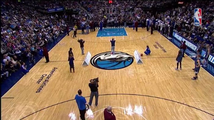 Πανηγύρισε με τους παίκτες των Μάβερικς τη νίκη στον διαγωνισμό (VIDEO)