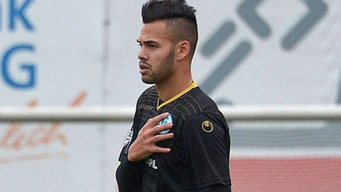 Παίζει ξανά ποδόσφαιρο με φορητό απινιδωτή (PHOTO)