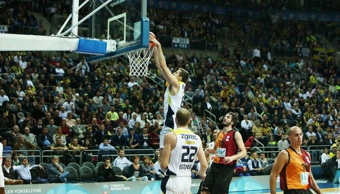 Ντέρμπι και πρωτιά πήρε η Φενέρμπαχτσε