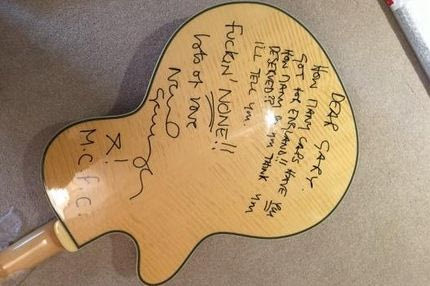 Ο Γκάλαχερ “αχρήστεψε” την κιθάρα του Νέβιλ (PHOTO)