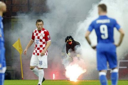 Ρίψη καπνογόνων και προσωρινή διακοπή στο “Σαν Σίρο” (PHOTOS+VIDEOS)