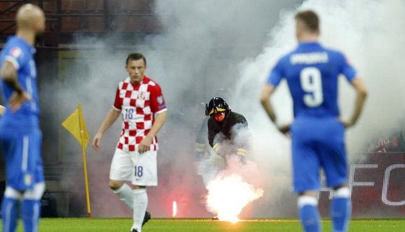 Ρίψη καπνογόνων και προσωρινή διακοπή στο “Σαν Σίρο” (PHOTOS+VIDEOS)