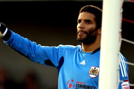 Tα έβγαλε όλα στο σφυρί ο Τζέιμς (photos)