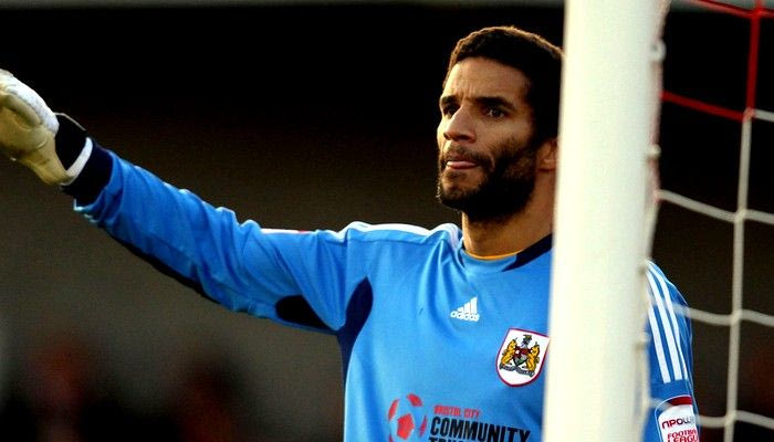 Tα έβγαλε όλα στο σφυρί ο Τζέιμς (photos)