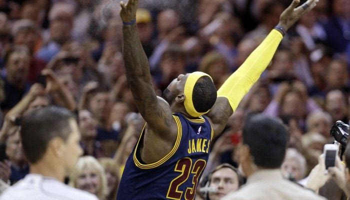 Ο Τζέιμς κάνει τον προπονητή, ο Μπλατ πού είναι; (VIDEO)