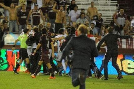 Τρελές εικόνες στην Αργεντινή: Κυνηγούσαν τον διαιτητή! (VIDEO)