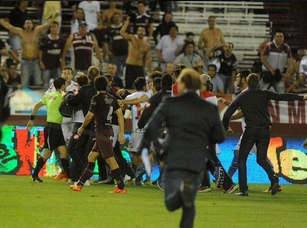 Τρελές εικόνες στην Αργεντινή: Κυνηγούσαν τον διαιτητή! (VIDEO)