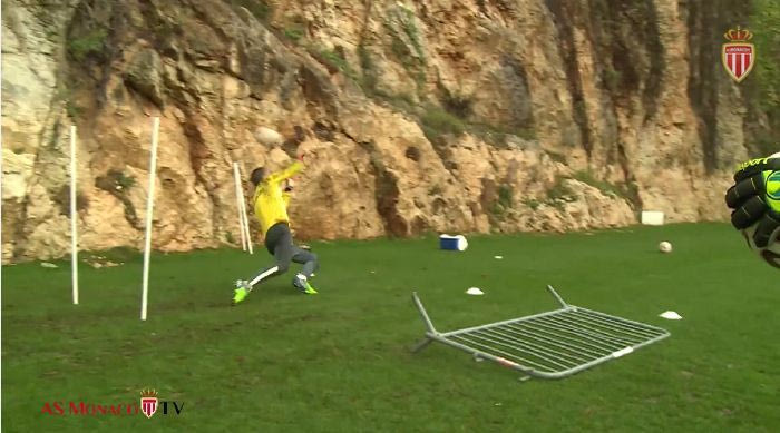 Προπόνηση τερματοφυλάκων… μετ’ εμποδίων (VIDEO)