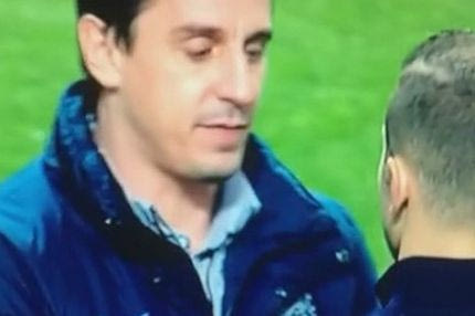 Ο Νέβιλ βάζει χέρι στον Γουίλσιρ για τα ακουστικά (VIDEO)