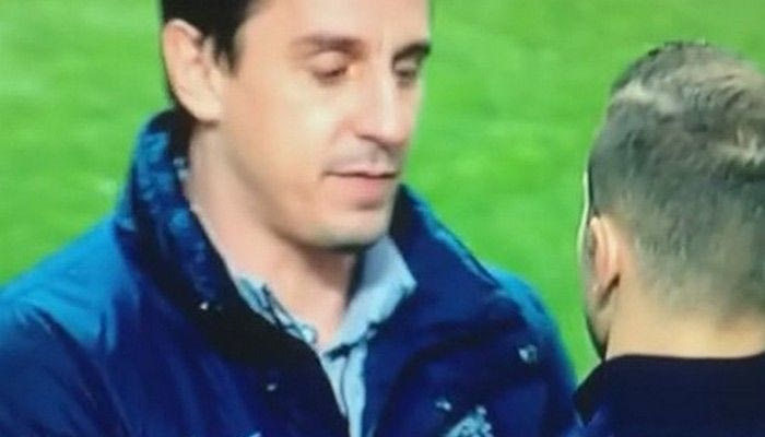 Ο Νέβιλ βάζει χέρι στον Γουίλσιρ για τα ακουστικά (VIDEO)