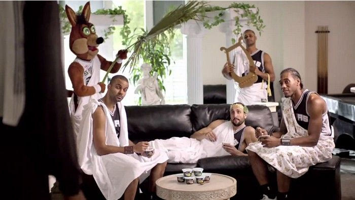 Οι Σπερς διαφημίζουν γιαούρτι, ντυμένοι αρχαίοι Έλληνες (VIDEO)