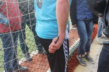 Αποβλήθηκε κι επέστρεψε με μαχαίρι! (VIDEO)