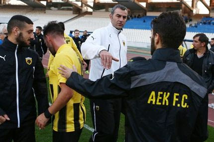 Ψάχνει δεξί μπακ