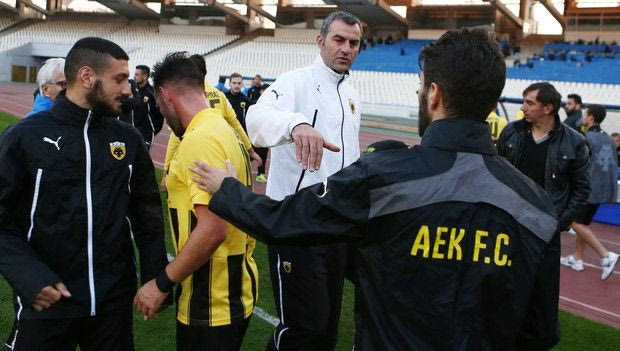 Ψάχνει δεξί μπακ