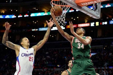 O Αντετοκούνμπο έβαλε στα… καλάθια τους Κλίπερς (VIDEOS)