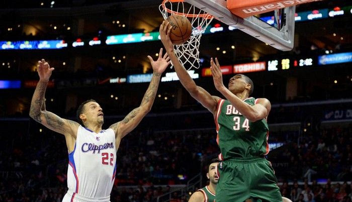 O Αντετοκούνμπο έβαλε στα… καλάθια τους Κλίπερς (VIDEOS)