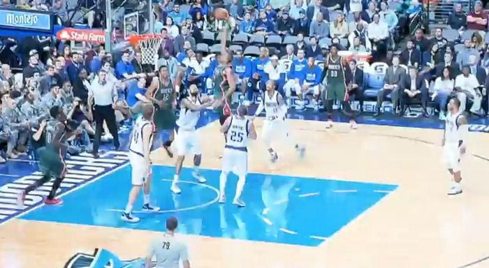 Στο Top-10 ο Αντετοκούνμπο με κάρφωμα Air Jordan (VIDEO)