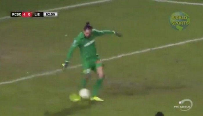 Η γκάφα της χρονιάς από τον τερματοφύλακα της Λιρς (VIDEO)