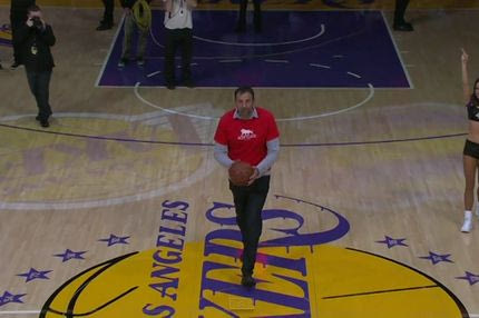 O 46χρονος Ντίβατς βάζει τρίποντο από το κέντρο (VIDEO)