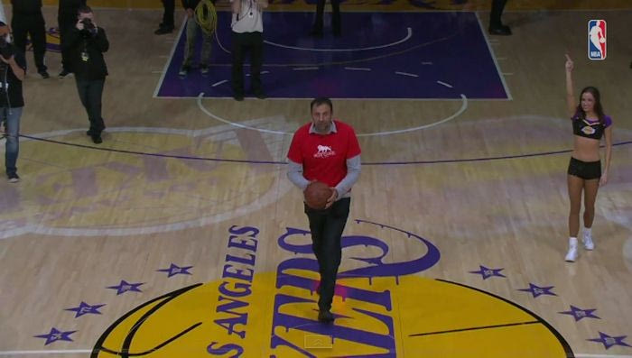 O 46χρονος Ντίβατς βάζει τρίποντο από το κέντρο (VIDEO)