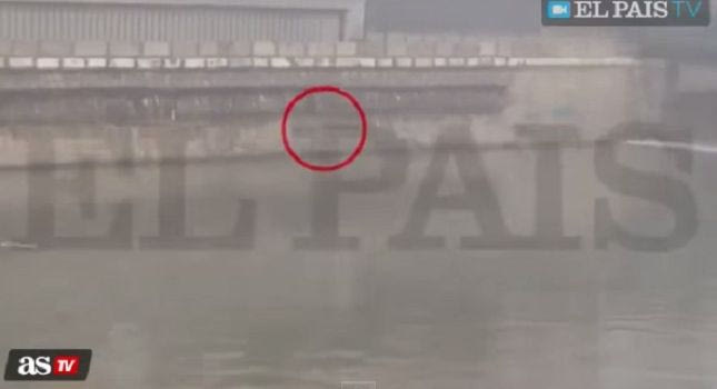 VIDEO ΣΟΚ! Η στιγμή που ρίχνουν στο ποτάμι τον οπαδό