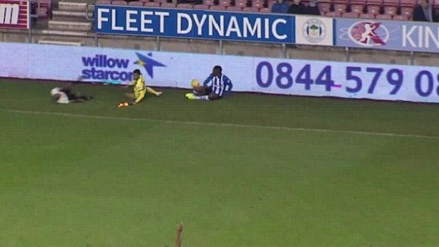 Διπλό τάκλιν σε άτυχο επόπτη (VIDEO)