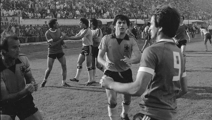 Μπάγεβιτς, Φοιρός και… ξύλο!