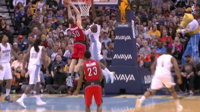 Εκπληκτικό “posterize” κάρφωμα στην κορυφή του Top10 (VIDEO)