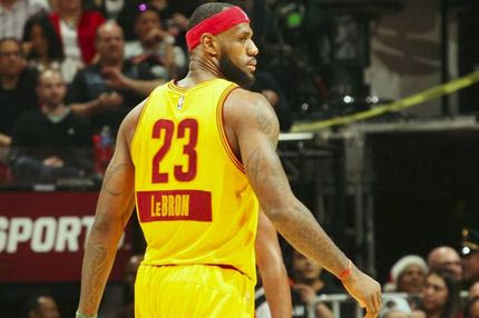 Ο Λεμπρόν στην κορυφή του top-10 με ανάποδο κάρφωμα (VIDEO)