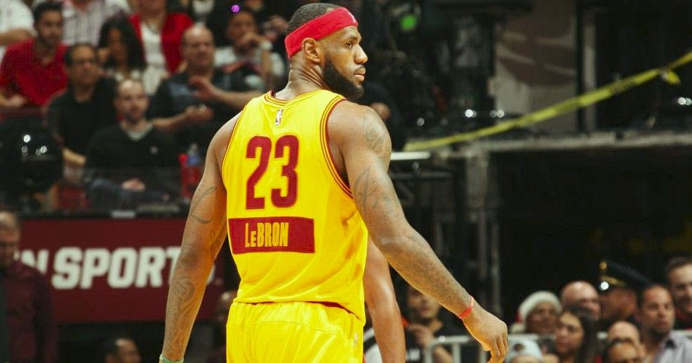 Ο Λεμπρόν στην κορυφή του top-10 με ανάποδο κάρφωμα (VIDEO)