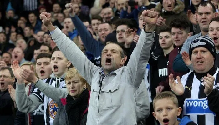 Μαθήματα πολιτισμού στο ντέρμπι του “Σεντ Τζέιμς Παρκ”