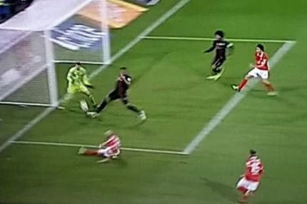 Το “έφαγε” κάτω από τα πόδια ο Νόιερ (VIDEO)