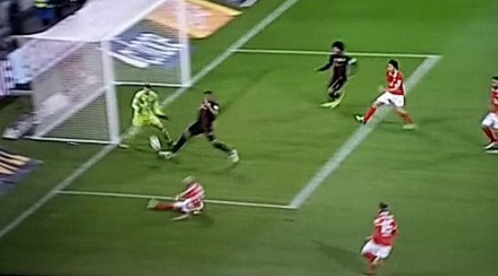 Το “έφαγε” κάτω από τα πόδια ο Νόιερ (VIDEO)