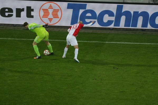 Φανταστικό τάκλιν ως… λίμπερο από τον Νόιερ (VIDEO)