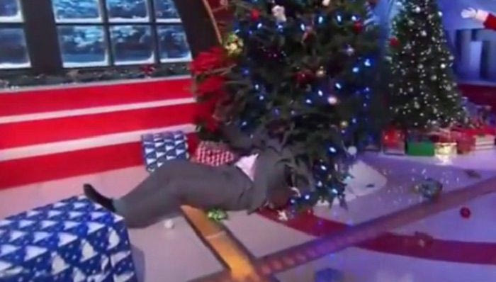 Ο Σακίλ Ο’ Νιλ γκρέμισε χριστουγεννιάτικο δέντρο (VIDEO)