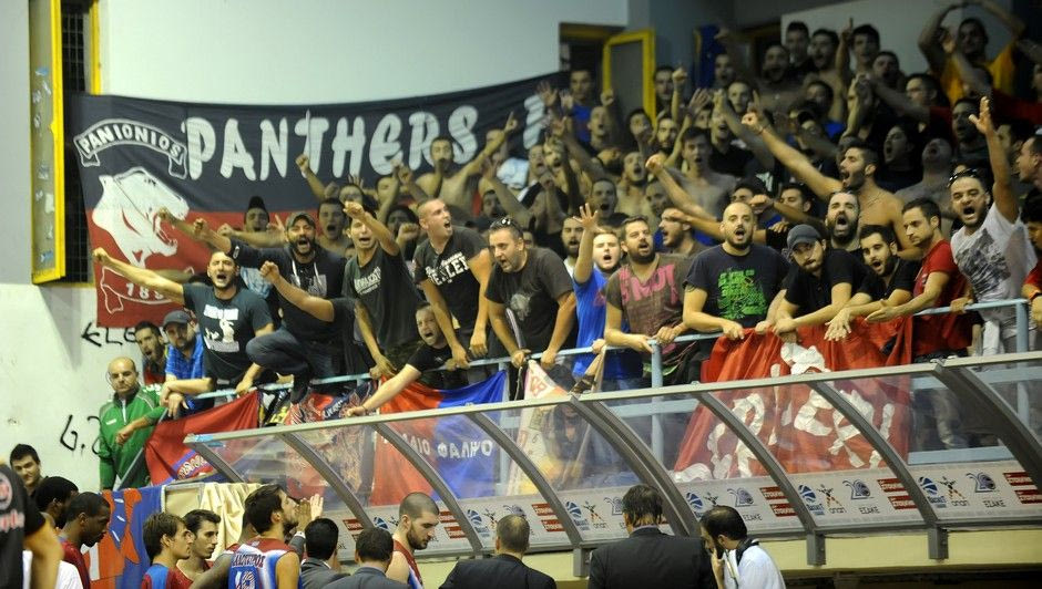 Εισβολή και επεισόδια φιλάθλων του Πανιωνίου