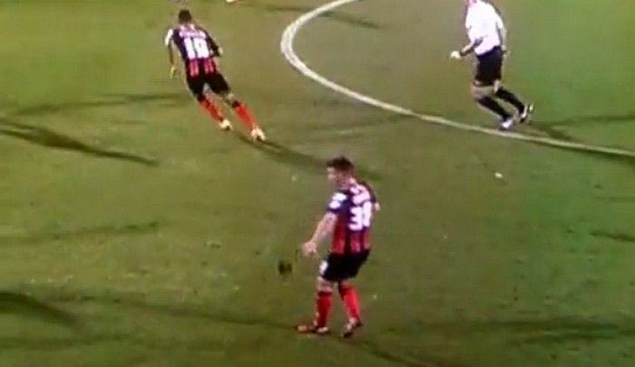 Του έπεσε η περούκα κατά τη διάρκεια του αγώνα (VIDEO)