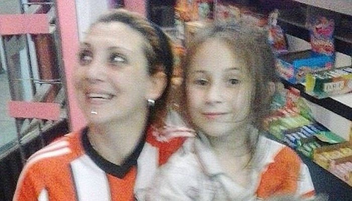 ΣΟΚ: Ξυλοκόπησαν νεαρή μητέρα επειδή φορούσε μπλούζα της Ρίβερ (PHOTOS)