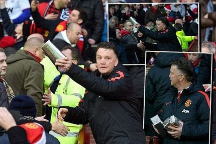 Μοίρασε δώρα ο Φαν Χάαλ (PHOTOS)