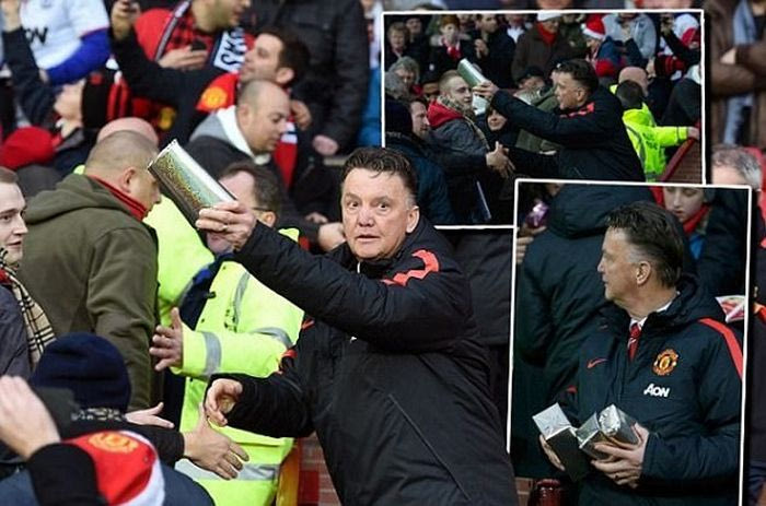 Μοίρασε δώρα ο Φαν Χάαλ (PHOTOS)