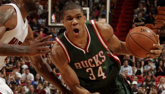 Ασίστ μαγεία με το ένα χέρι από τον Αντετοκούνμπο (VIDEO)