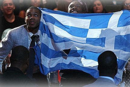 Κάρφωμα πάνω από χρυσαυγίτη