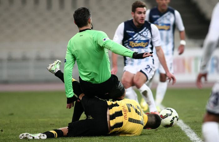 ΓΕΛΙΟ ΜΕΓΑΤΟΝΩΝ: Ο Αραβίδης έκανε… πέναλτι στο διαιτητή Σιδηρόπουλο (VIDEO)