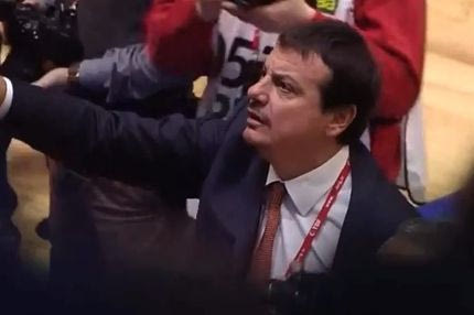 Ο Αταμάν σταμάτησε την ένταση στις εξέδρες! (VIDEO)