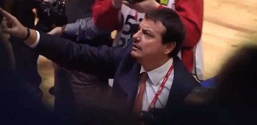Ο Αταμάν σταμάτησε την ένταση στις εξέδρες! (VIDEO)