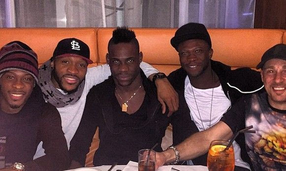 Το Σάββατο άρρωστος, την Κυριακή βόλτα ο Μπαλοτέλι (PHOTO)