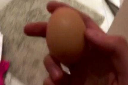 Πέταξε αυγό στη μάνα του επειδή έχασε η Σίτι (VIDEO)