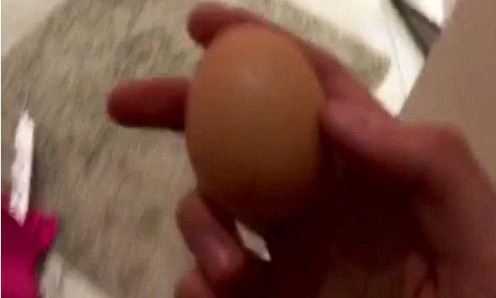 Πέταξε αυγό στη μάνα του επειδή έχασε η Σίτι (VIDEO)