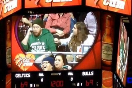 Μασκότ σε ρόλο… προξενήτρας στο ματς Μπουλς-Σέλτικς (VIDEO)