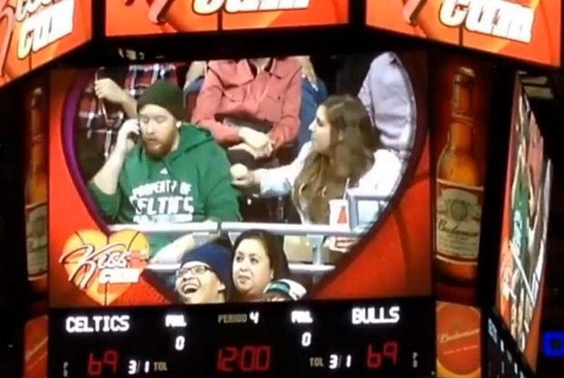 Μασκότ σε ρόλο… προξενήτρας στο ματς Μπουλς-Σέλτικς (VIDEO)